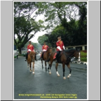 12409 165 Koenigspalast Istana Negara Wachabloesung Malaysia 2006 Kuala Lumpur.jpg